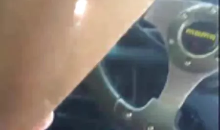 Човек в тоалетната и покани порно рускини приятелката си блондинка