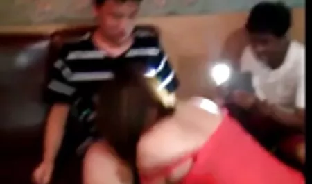 Млад красив порно със рускини задник в природата
