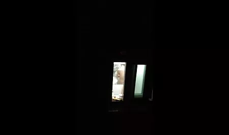Млад любовник издърпва пениса си домашно ебане от стената