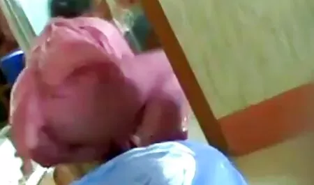 Сочен съпруг с жена на червено на ходилата на рускини порно къщата