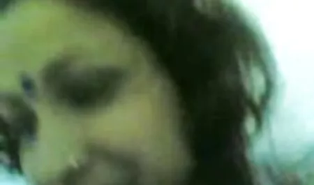 След това езикът започва в кухнята, където бедният човек се поглъща от член на същите топки, domashni porno klipove за да преглътне