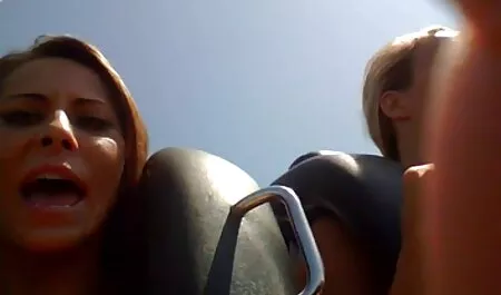 Разширената юпастия domashno porno разтяга краката пред човека