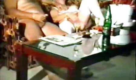 Красиви млади мъже се опитват да стигнат до ръцете на porno amatiori булката