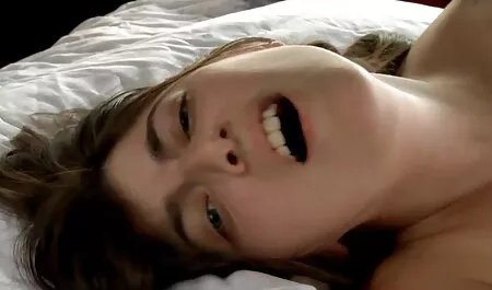 Момичето domashni porno klipove храни баща си и дълги крака пред него