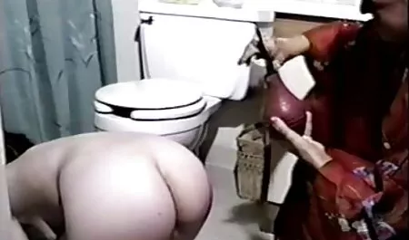 Момиче предлага на клиента Свирка doma6no porno