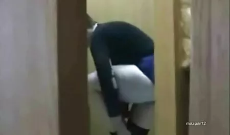 Младият масаж е много щастлив да balgarsko domashno porno има клиенти да рисуват с пиле,
