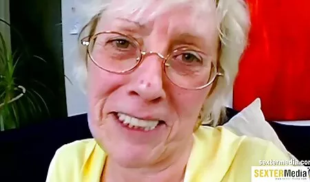 Красива двойка със domashni porno klipove светлината на свещта, падаща на масата,