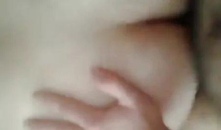 Старецът сваля дрехите си и започва да мастурбира пухкавата home porno си путка #